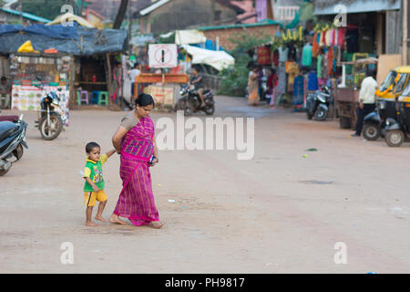 Goa, Indien - Juli 8, 2018 - Frauen in indischen Straße in Gokarna Stockfoto