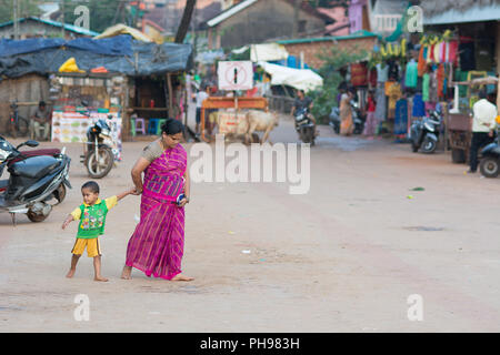 Goa, Indien - Juli 8, 2018 - Frauen in indischen Straße in Gokarna Stockfoto