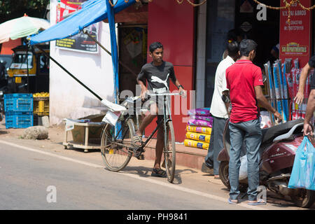 Goa, Indien - 8. Juli 2018 - Radfahrer in typische Verkehrssituation auf indischen Straße in Canacona - Goa Stockfoto