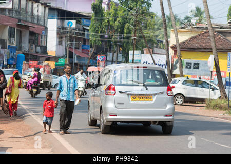 Goa, Indien - 8. Juli 2018 - Mann mit seinem Jungen, auf den indischen Straße in Canacona - Goa Stockfoto