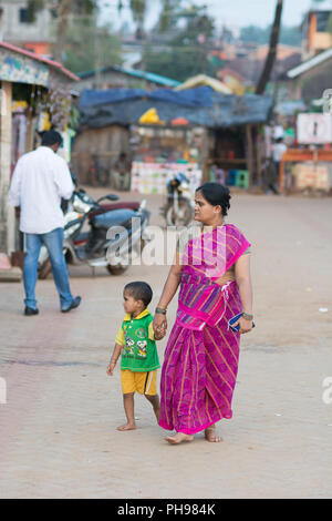 Goa, Indien - Juli 8, 2018 - Frauen in indischen Straße in Gokarna Stockfoto