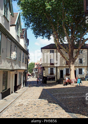 Elm Hill ist ein historisches Kopfsteinpflasterstraße in Norwich, Norfolk mit vielen Gebäuden, die auf dem Tudor Periode zurückgehen. Stockfoto