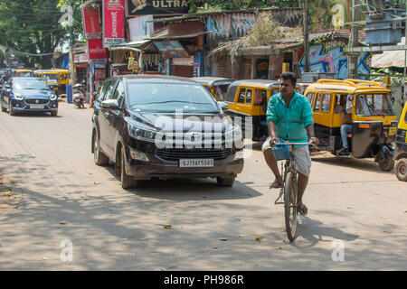 Goa, Indien - 8. Juli 2018 - Radfahrer in typische Verkehrssituation auf indischen Straße in Canacona - Goa Stockfoto