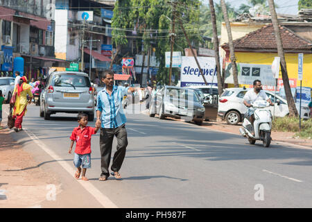 Goa, Indien - 8. Juli 2018 - Mann mit seinem Jungen, auf den indischen Straße in Canacona - Goa Stockfoto