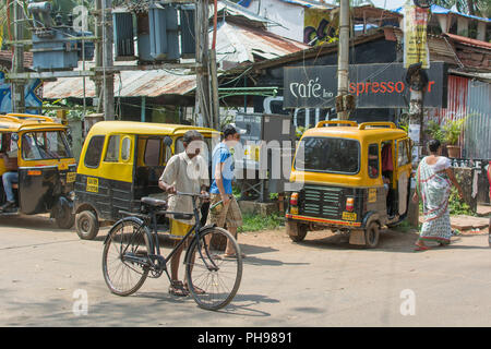 Goa, Indien - 8. Juli 2018 - Radfahrer in typische Verkehrssituation auf indischen Straße in Canacona - Goa Stockfoto