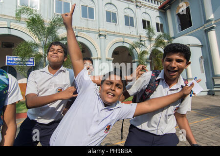 Mangalore, Indien - 8. Juli 2018 - Hochschule Jungen aus St. Aloysius High School ihre freie Zeit vor der Hochschule in Manglore genießen - Indien Stockfoto