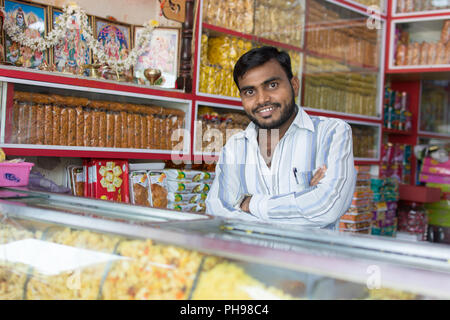 Mumbai, Indien - Juli 8, 2018-Anbieter auf den Verkauf von Süßigkeiten und Nahrungsmittel - Indien Stockfoto