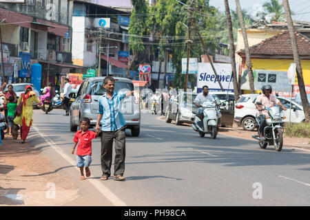 Goa, Indien - 8. Juli 2018 - Mann mit seinem Jungen, auf den indischen Straße in Canacona - Goa Stockfoto