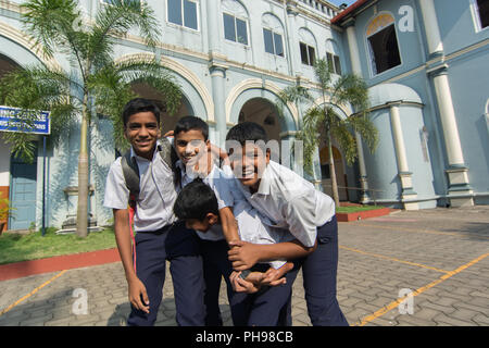 Mangalore, Indien - 8. Juli 2018 - Hochschule Jungen aus St. Aloysius High School ihre freie Zeit vor der Hochschule in Manglore genießen - Indien Stockfoto