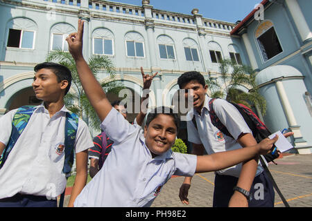 Mangalore, Indien - 8. Juli 2018 - Hochschule Jungen aus St. Aloysius High School ihre freie Zeit vor der Hochschule in Manglore genießen - Indien Stockfoto