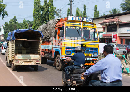 Goa, Indien - 8. Juli 2018 - Typische Verkehrssituation auf indischen Straße in Canacona - Goa Stockfoto