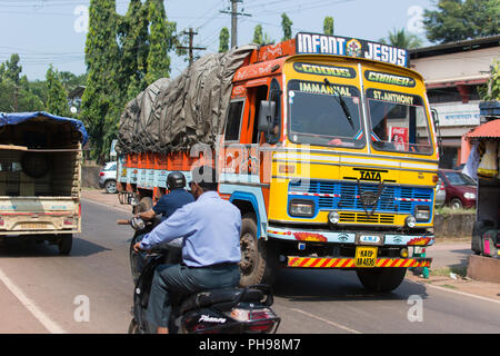 Goa, Indien - 8. Juli 2018 - Typische Verkehrssituation auf indischen Straße in Canacona - Goa Stockfoto