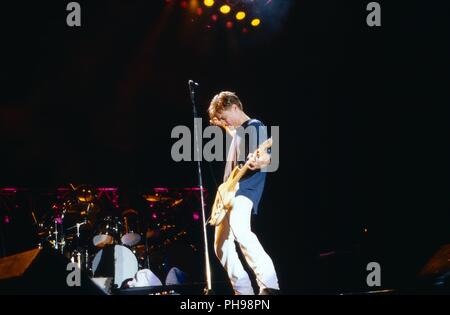 Bryan Adams, kanadischer Rocksänger, Komponist und Gitarrist beim Konzert in Wien, Österreich 1992. Bryan Adams, kanadische Sängerin, Komponistin und gu Stockfoto