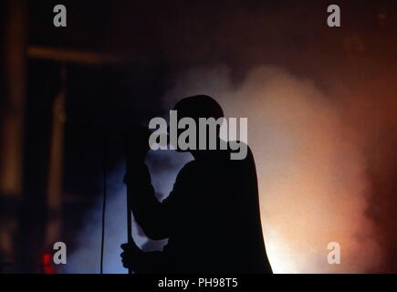 Silhouette von Maxi Jazz, Sänger von "Faithless", britische Musikergruppe, bei einem Konzert in Stuttgart, Deutschland 1998. Silhouette von Sänger Maxi Stockfoto