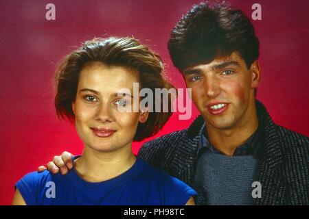 Jenny Jürgens und Modell Marc Altner beim Fotoshooting im Studio in München, Deutschland 1987. Jenny Juergens und Modell Mark Altner während ein Foto sho Stockfoto