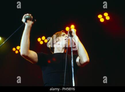 Bryan Adams, kanadischer Rocksänger, Komponist und Gitarrist, beim Konzert in München, Deutschland 1997. Bryan Adams, kanadischer Rock Sänger, Komponist Stockfoto