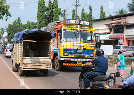 Goa, Indien - 8. Juli 2018 - Typische Verkehrssituation auf indischen Straße in Canacona - Goa Stockfoto