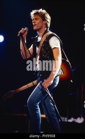 Bryan Adams, kanadischer Rocksänger, Komponist und Gitarrist beim Konzert in Dormund, Deutschland 1984. Bryan Adams, kanadischer Rock Sänger, Komponist ein Stockfoto