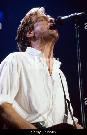 Bryan Adams, kanadischer Rocksänger, Komponist und Gitarrist, bei einem Konzert in München, Deutschland 1991. Bryan Adams, kanadischer Rocksänger, Compo Stockfoto