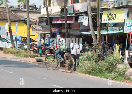 Goa, Indien - 8. Juli 2018 - Radfahrer in typische Verkehrssituation auf indischen Straße in Canacona - Goa Stockfoto