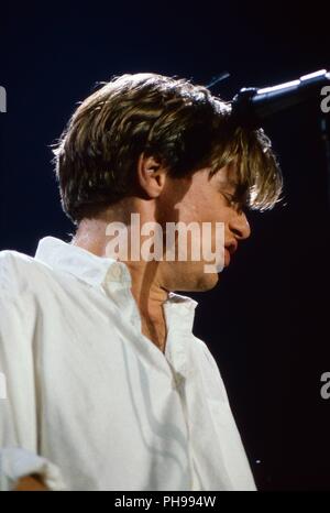 Bryan Adams, kanadischer Rocksänger, Komponist und Gitarrist, bei einem Konzert in München, Deutschland 1991. Bryan Adams, kanadischer Rocksänger, Compo Stockfoto