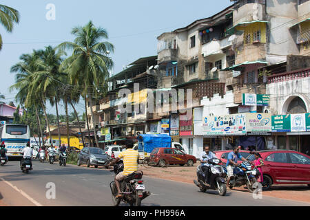 Goa, Indien - 8. Juli 2018 - Typische Verkehrssituation auf indischen Straße in Canacona - Goa Stockfoto