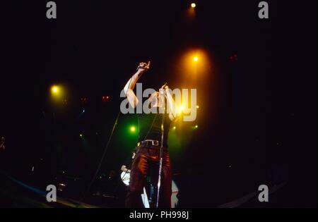 Bryan Adams, kanadischer Rocksänger, Komponist und Gitarrist, beim Konzert in München, Deutschland 1997. Bryan Adams, kanadischer Rock Sänger, Komponist Stockfoto