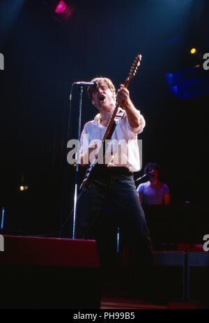 Bryan Adams, kanadischer Rocksänger, Komponist und Gitarrist, bei einem Konzert in München, Deutschland 1991. Bryan Adams, kanadischer Rocksänger, Compo Stockfoto