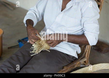 Mumbai, Indien - 8. Juli 2018 - Indische craftman weben einen Käfig Stockfoto