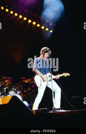 Bryan Adams, kanadischer Rocksänger, Komponist und Gitarrist beim Konzert in Wien, Österreich 1992. Bryan Adams, kanadische Sängerin, Komponistin und gu Stockfoto