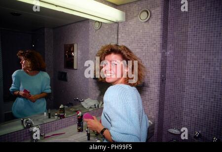 Bravo Redakteurin der Verleihung von Bravo Otto eine Bryan Adams, kanadischer Rocksänger, Komponist und Gitarrist bei der in Zürich, Schweiz 1991. Stockfoto