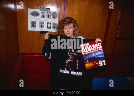 Bravo Redakteurin der Verleihung von Bravo Otto eine Bryan Adams, kanadischer Rocksänger, Komponist und Gitarrist bei der in Zürich, Schweiz 1991. Stockfoto