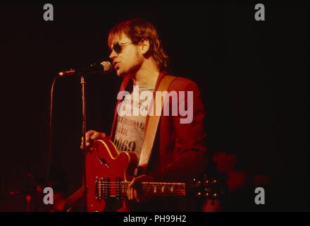 Jocco Abendroth, deutscher Sänger, Gitarrist und Komponist, bei einem Konzert in Deutschland, 1983. Deutscher Sänger, Komponist und Gitarrist Jocco Abendr Stockfoto