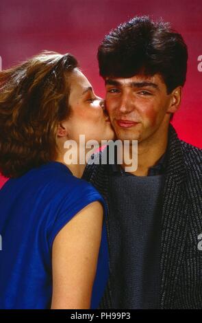 Jenny Jürgens und Modell Marc Altner beim Fotoshooting im Studio in München, Deutschland 1987. Jenny Juergens und Modell Mark Altner während ein Foto sho Stockfoto