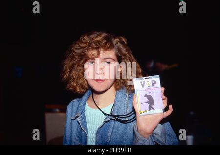 Bravo Redakteurin der Verleihung von Bravo Otto eine Bryan Adams, kanadischer Rocksänger, Komponist und Gitarrist bei der in Zürich, Schweiz 1991. Stockfoto