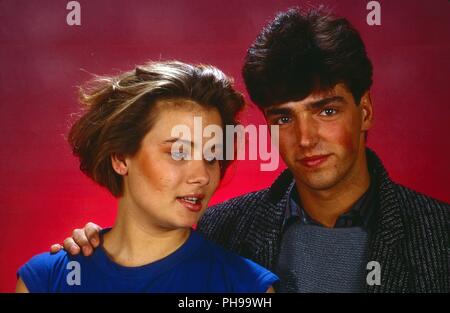 Jenny Jürgens und Modell Marc Altner beim Fotoshooting im Studio in München, Deutschland 1987. Jenny Juergens und Modell Mark Altner während ein Foto sho Stockfoto