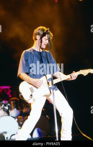 Bryan Adams, kanadischer Rocksänger, Komponist und Gitarrist beim Konzert in Wien, Österreich 1992. Bryan Adams, kanadische Sängerin, Komponistin und gu Stockfoto