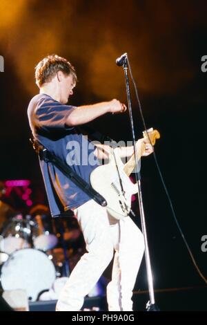 Bryan Adams, kanadischer Rocksänger, Komponist und Gitarrist beim Konzert in Wien, Österreich 1992. Bryan Adams, kanadische Sängerin, Komponistin und gu Stockfoto