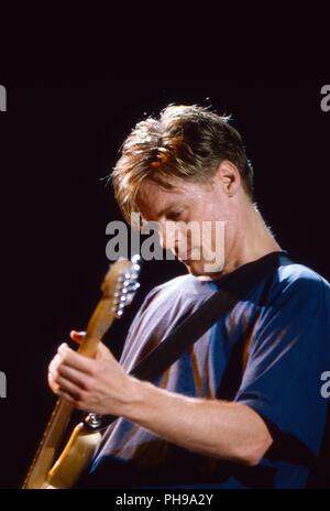 Bryan Adams, kanadischer Rocksänger, Komponist und Gitarrist beim Konzert in Wien, Österreich 1992. Bryan Adams, kanadische Sängerin, Komponistin und gu Stockfoto