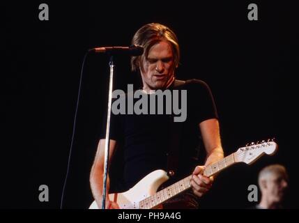 Bryan Adams, kanadischer Rocksänger, Komponist und Gitarrist, beim Konzert in München, Deutschland 1997. Bryan Adams, kanadischer Rock Sänger, Komponist Stockfoto