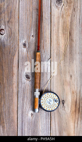 Vintage fly Rod und Reel auf rustikalen hölzernen Brettern Stockfoto