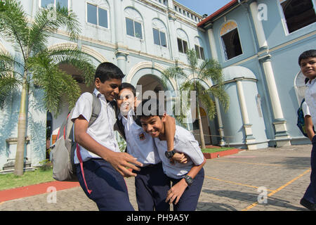 Mangalore, Indien - 8. Juli 2018 - Hochschule Jungen aus St. Aloysius High School ihre freie Zeit vor der Hochschule in Manglore genießen - Indien Stockfoto