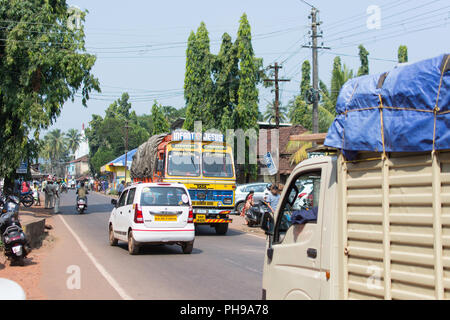 Goa, Indien - 8. Juli 2018 - Typische Verkehrssituation auf indischen Straße in Canacona - Goa Stockfoto