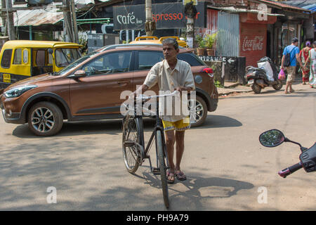 Goa, Indien - 8. Juli 2018 - Radfahrer in typische Verkehrssituation auf indischen Straße in Canacona - Goa Stockfoto