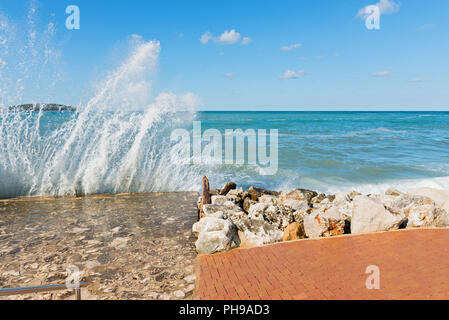 Hohe Wellen und Wasser spritzt in Istrien, Kroatien Stockfoto