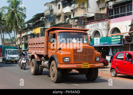 Goa, Indien - 8. Juli 2018 - Typische Verkehrssituation auf indischen Straße in Canacona - Goa Stockfoto