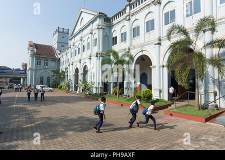 Mangalore, Indien - 8. Juli 2018 - Hochschule Jungen aus St. Aloysius High School ihre freie Zeit vor der Hochschule in Manglore genießen - Indien Stockfoto