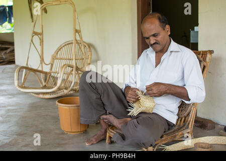 Mumbai, Indien - 8. Juli 2018 - Indische craftman weben einen Käfig Stockfoto