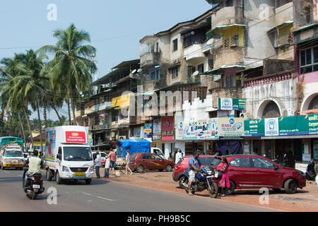 Goa, Indien - 8. Juli 2018 - Typische Verkehrssituation auf indischen Straße in Canacona - Goa Stockfoto