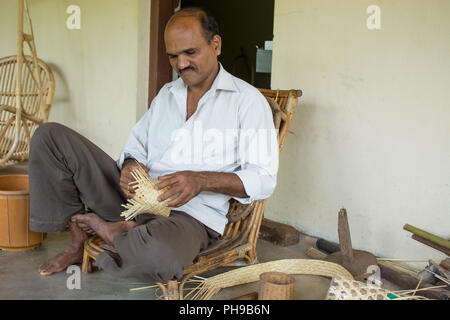 Mumbai, Indien - 8. Juli 2018 - Indische craftman weben einen Käfig Stockfoto